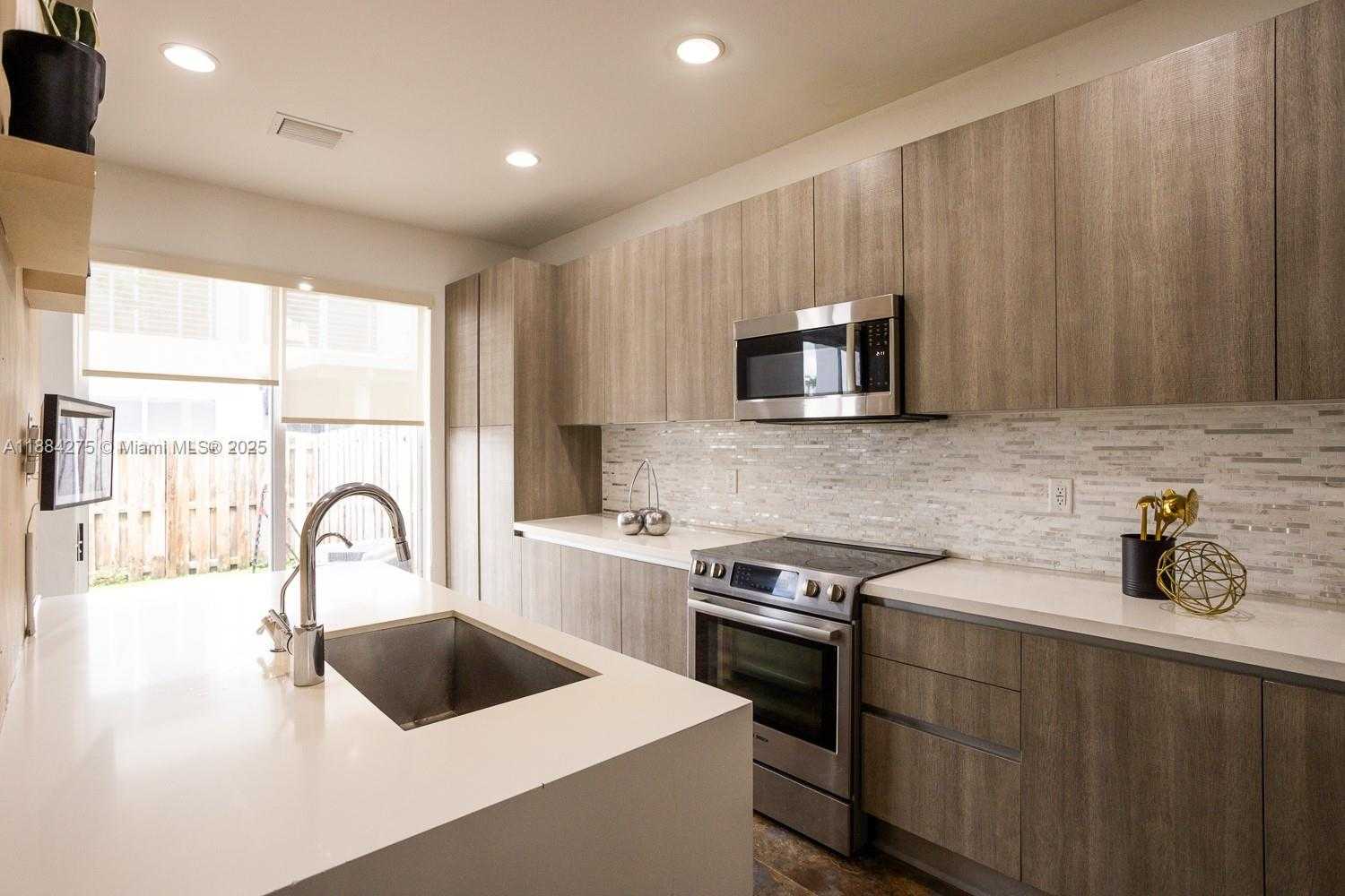 Small Image of 10279 NORTH WEST 72ND ST, Doral Number 9