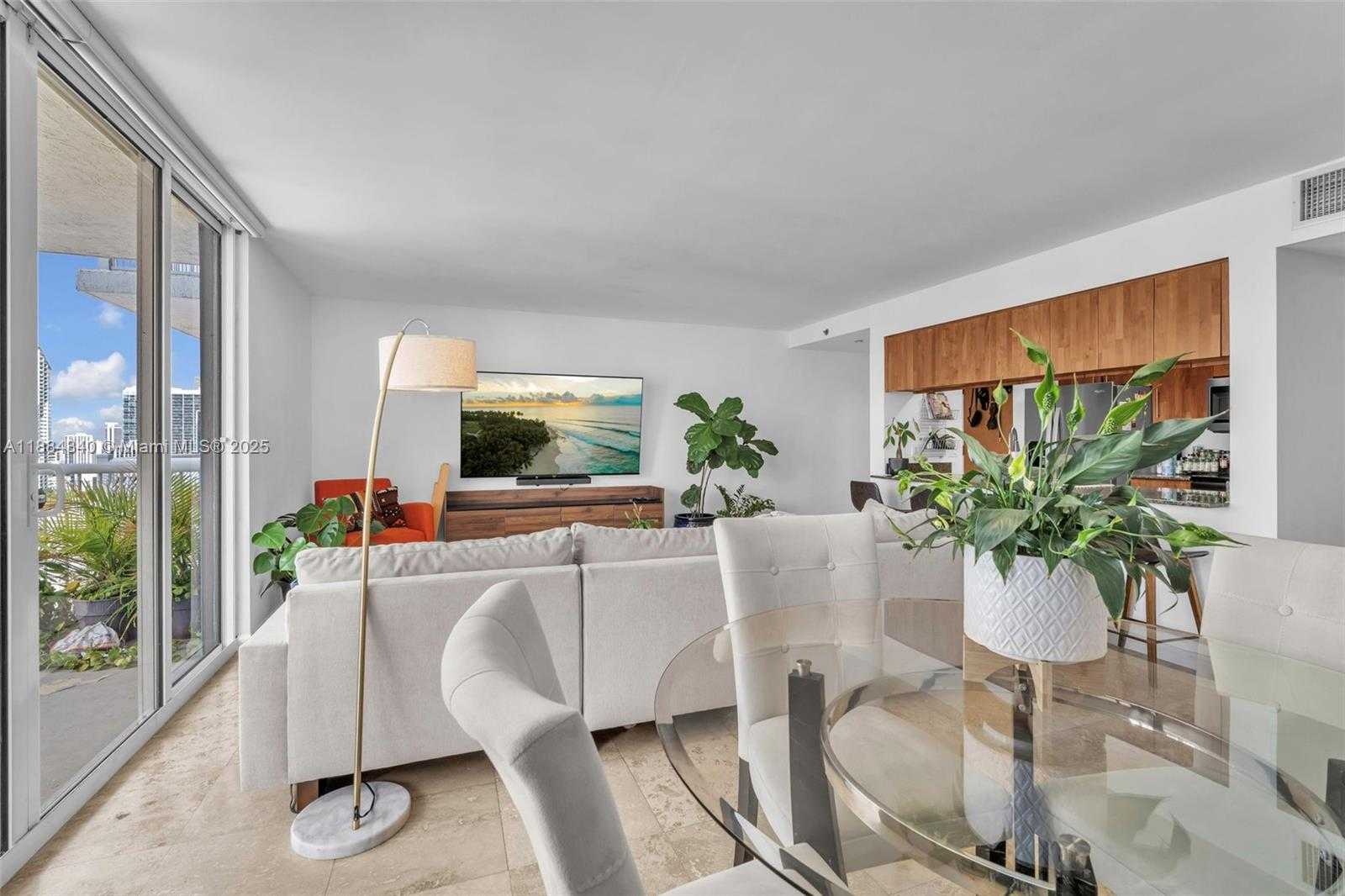 Small Image of 1200 BRICKELL BAY DR #3123, Miami Number 5
