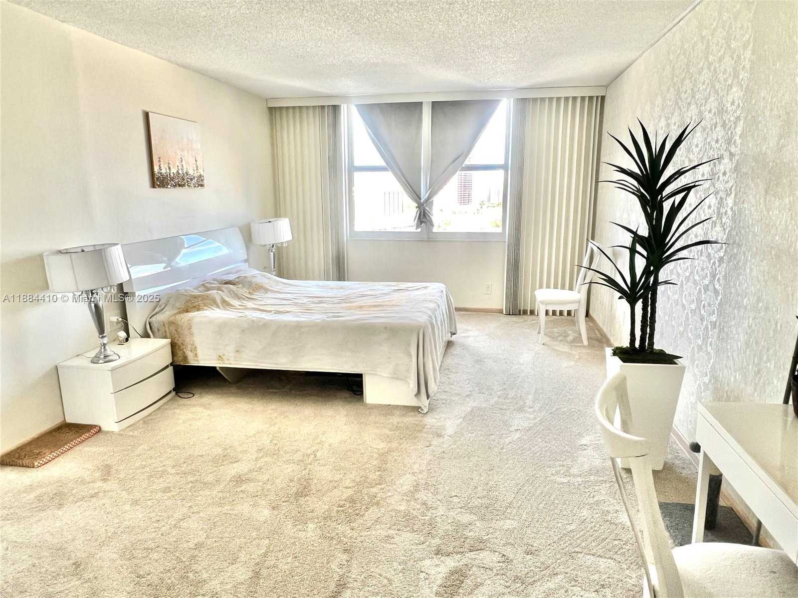 Small Image of 437 GOLDEN ISLES DR #14G, Hallandale Beach Number 18