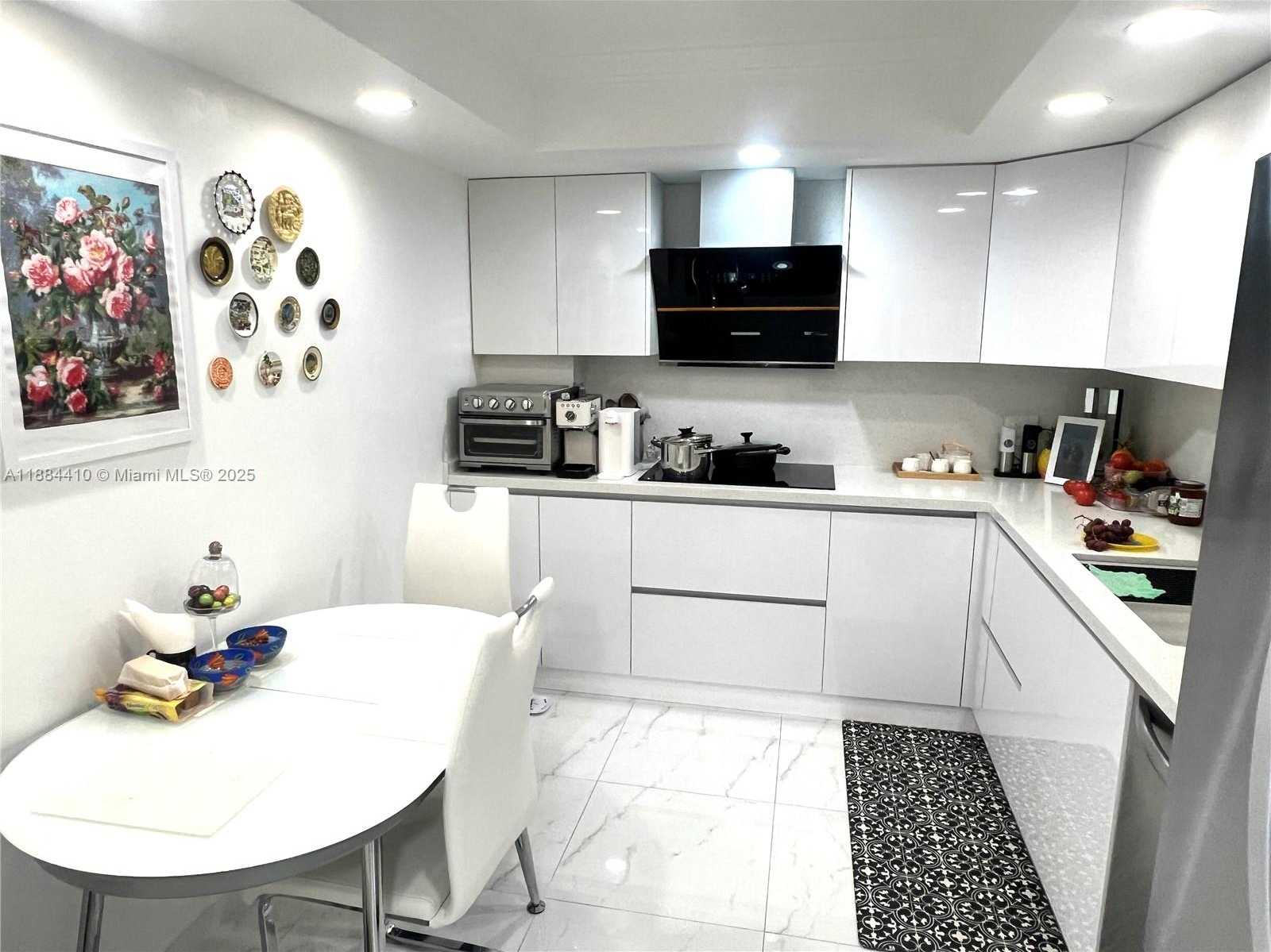 Small Image of 437 GOLDEN ISLES DR #14G, Hallandale Beach Number 3