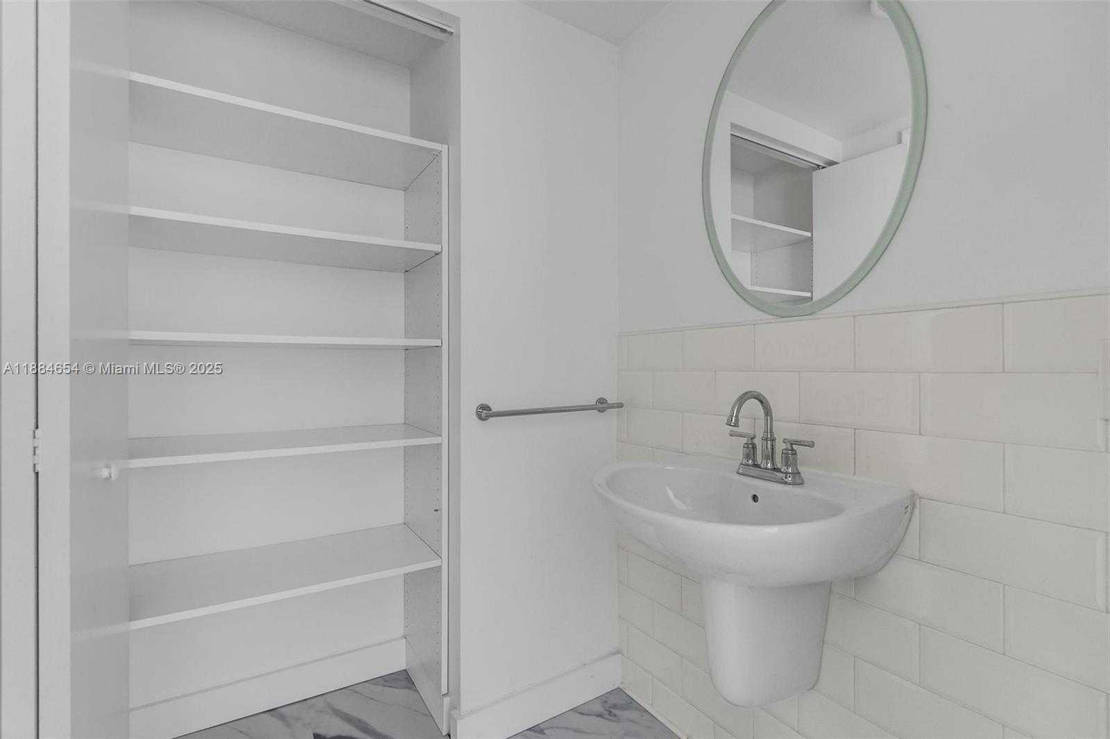 Small Image of 690 SW 1 CT #PHII 19, Miami Number 29