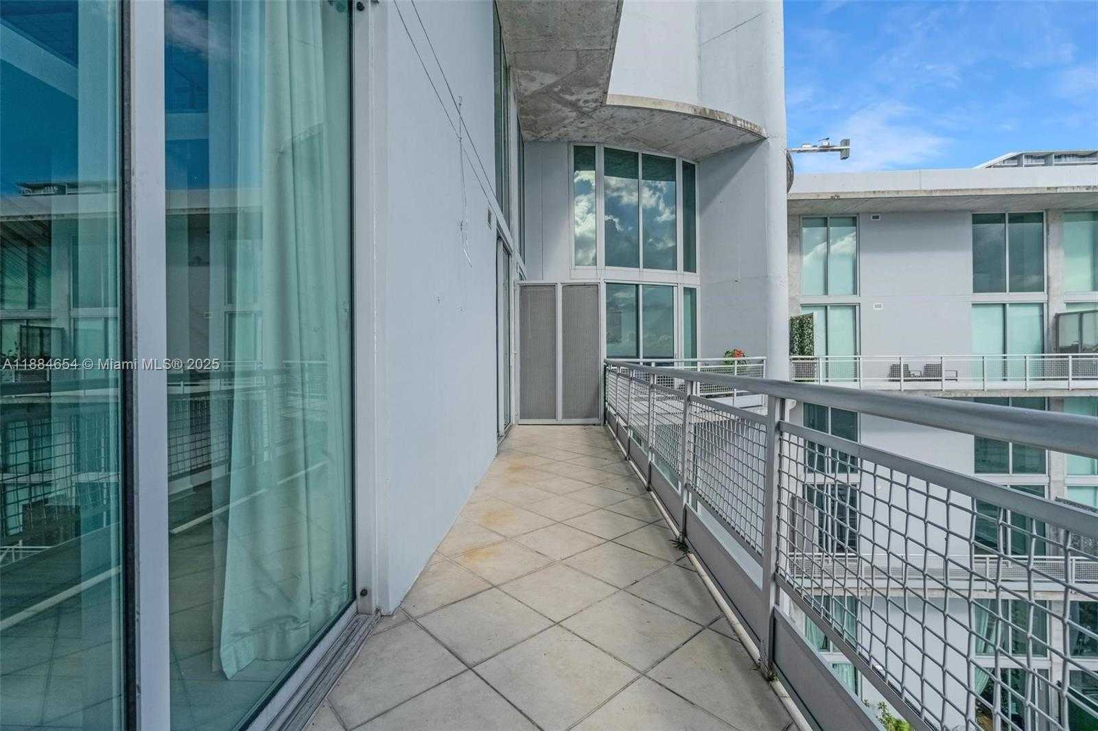 Small Image of 690 SW 1 CT #PHII 19, Miami Number 35