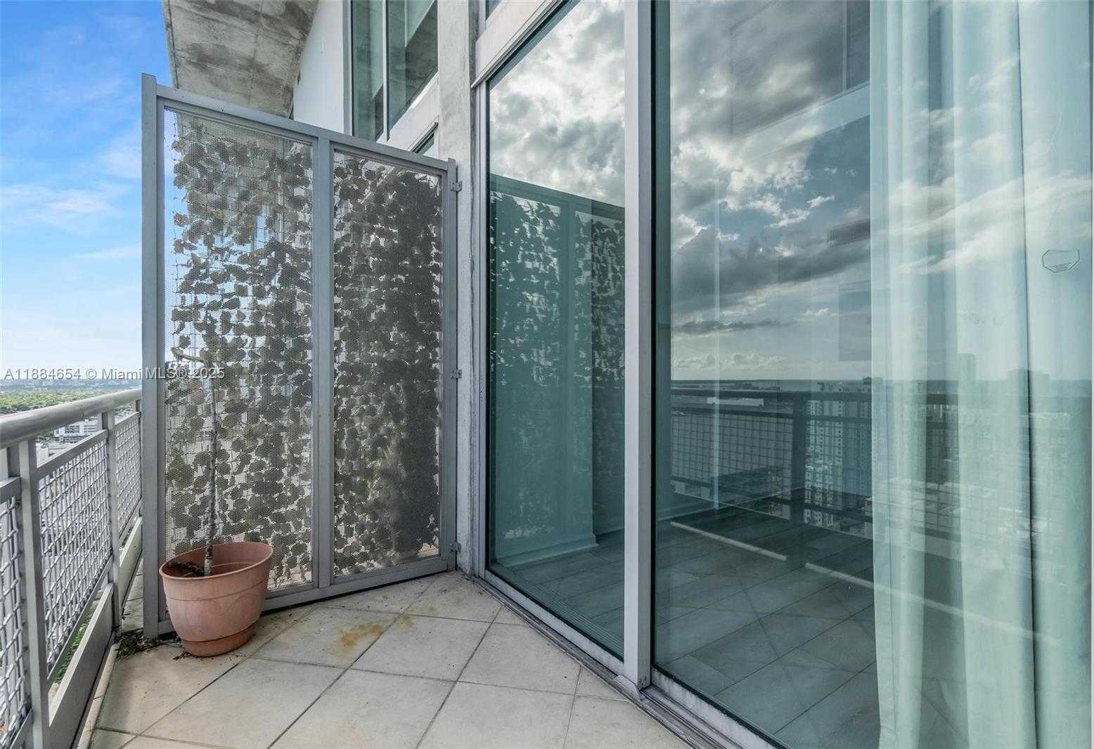 Small Image of 690 SW 1 CT #PHII 19, Miami Number 36