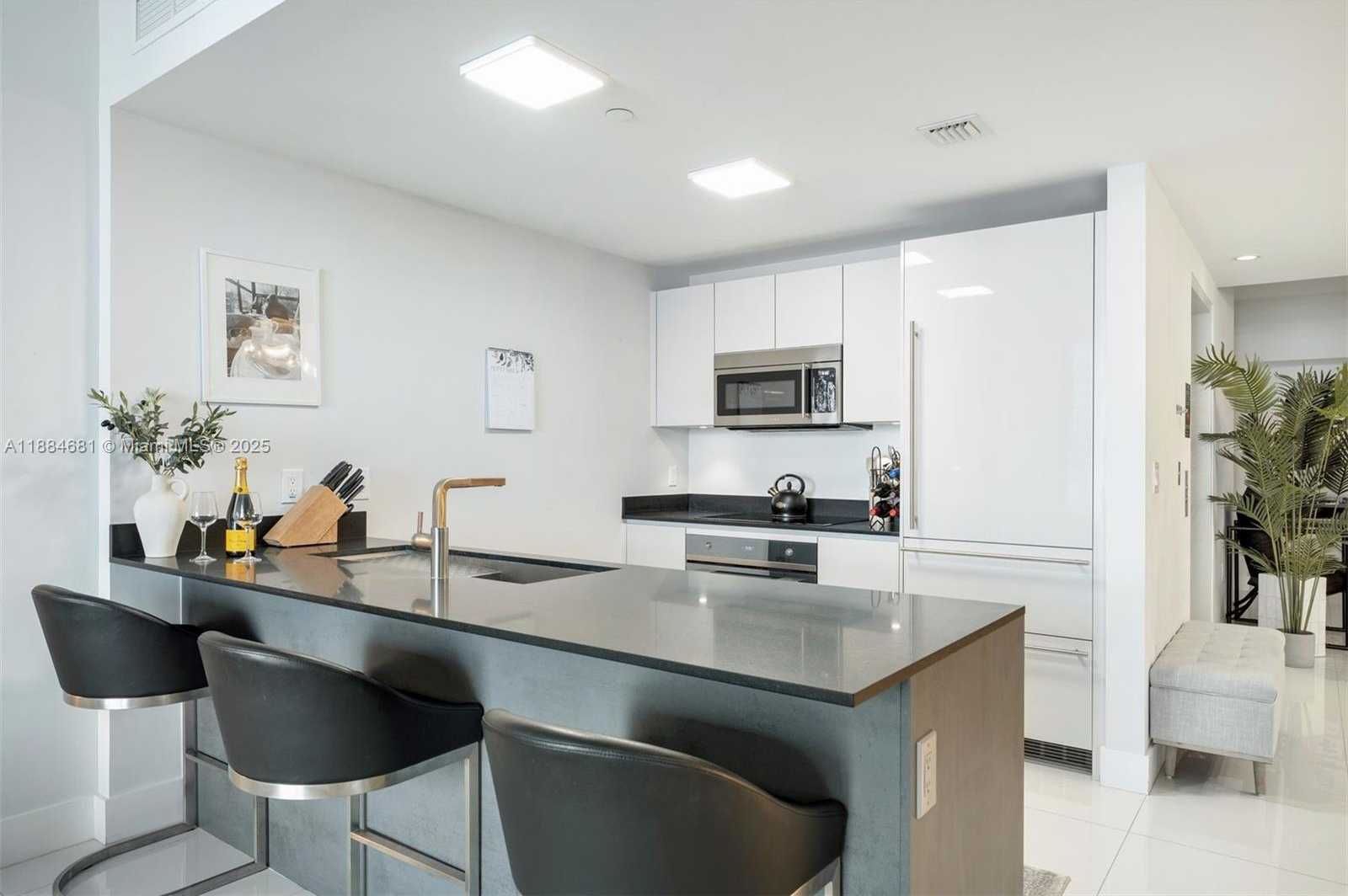 Small Image of 1010 BRICKELL AVE #3004, Miami Number 5