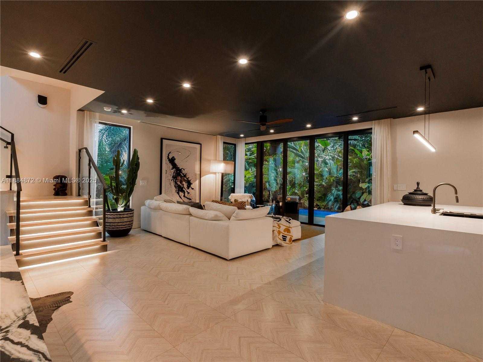 Small Image of 3203 SHIPPING AVE, Miami Number 10