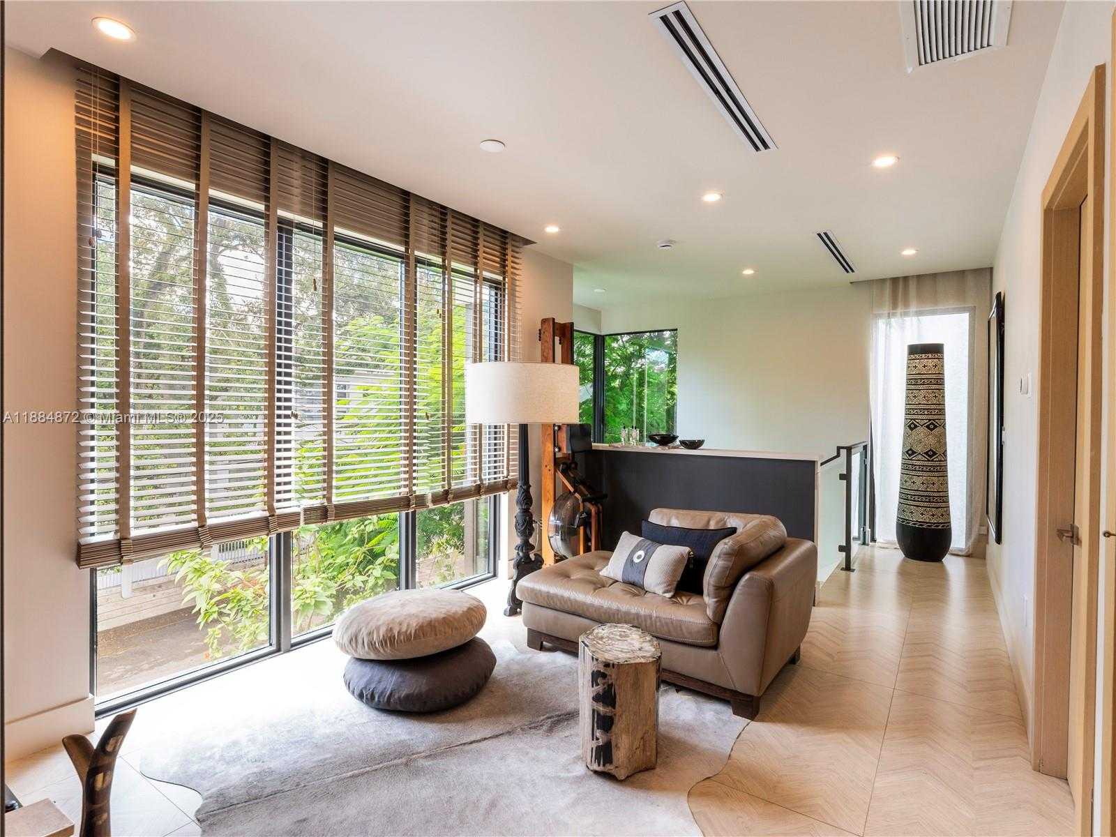 Small Image of 3203 SHIPPING AVE, Miami Number 21