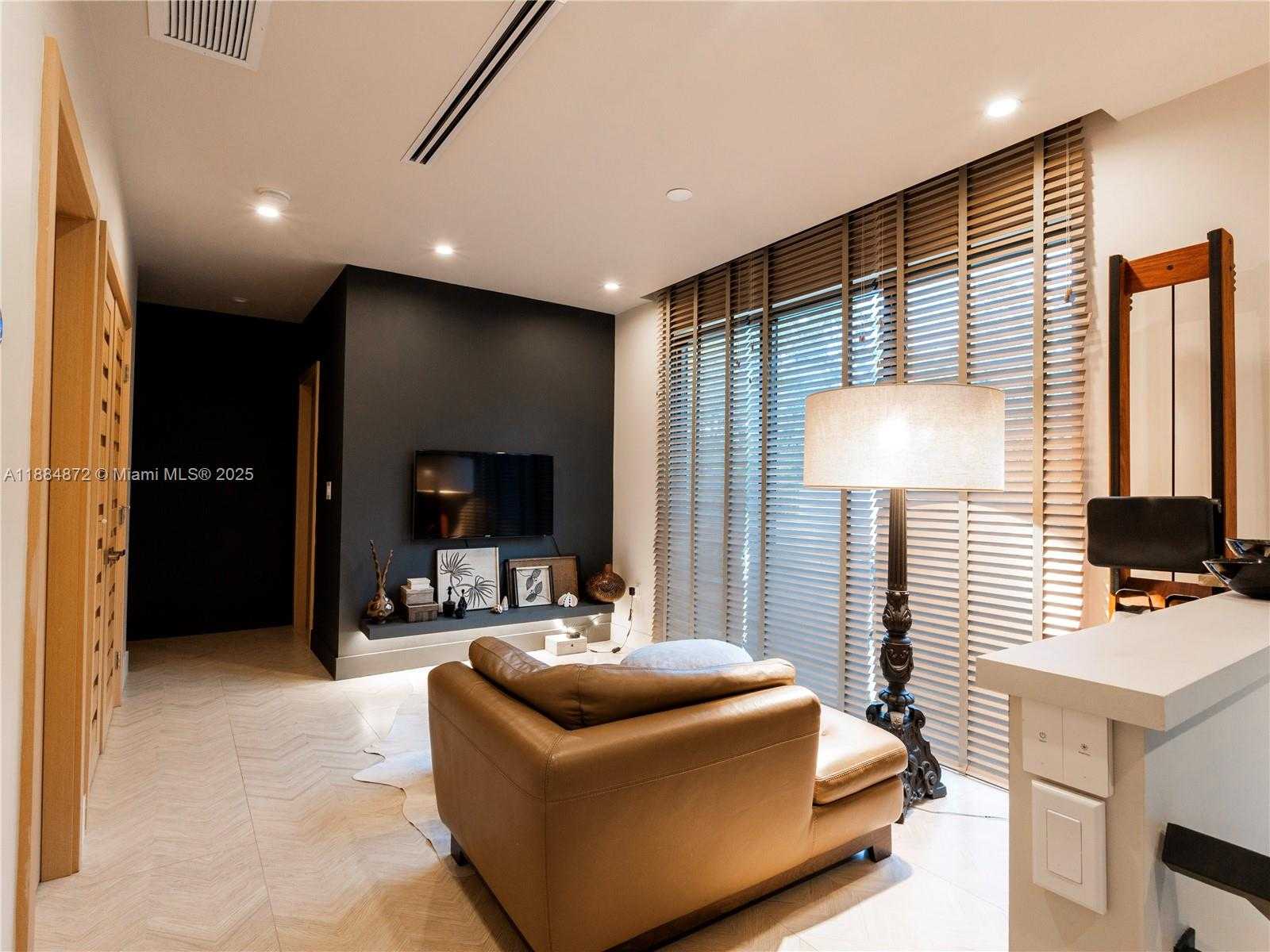 Small Image of 3203 SHIPPING AVE, Miami Number 22