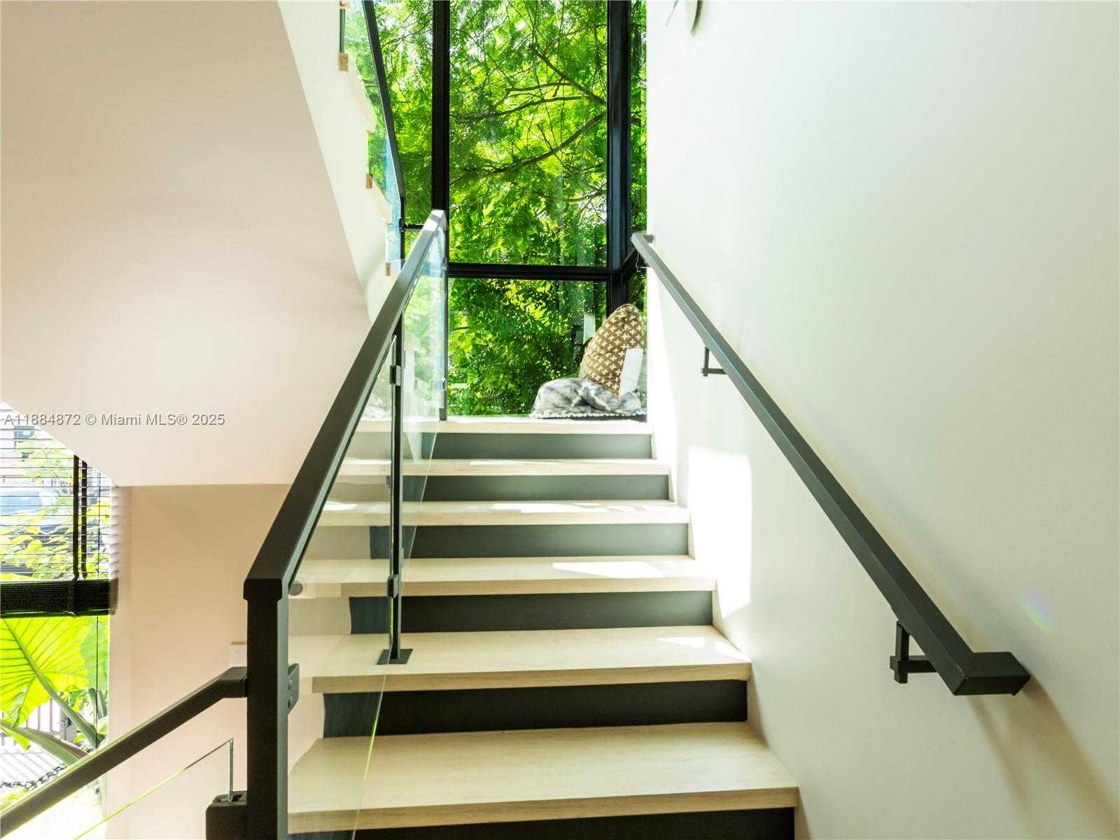 Small Image of 3203 SHIPPING AVE, Miami Number 23
