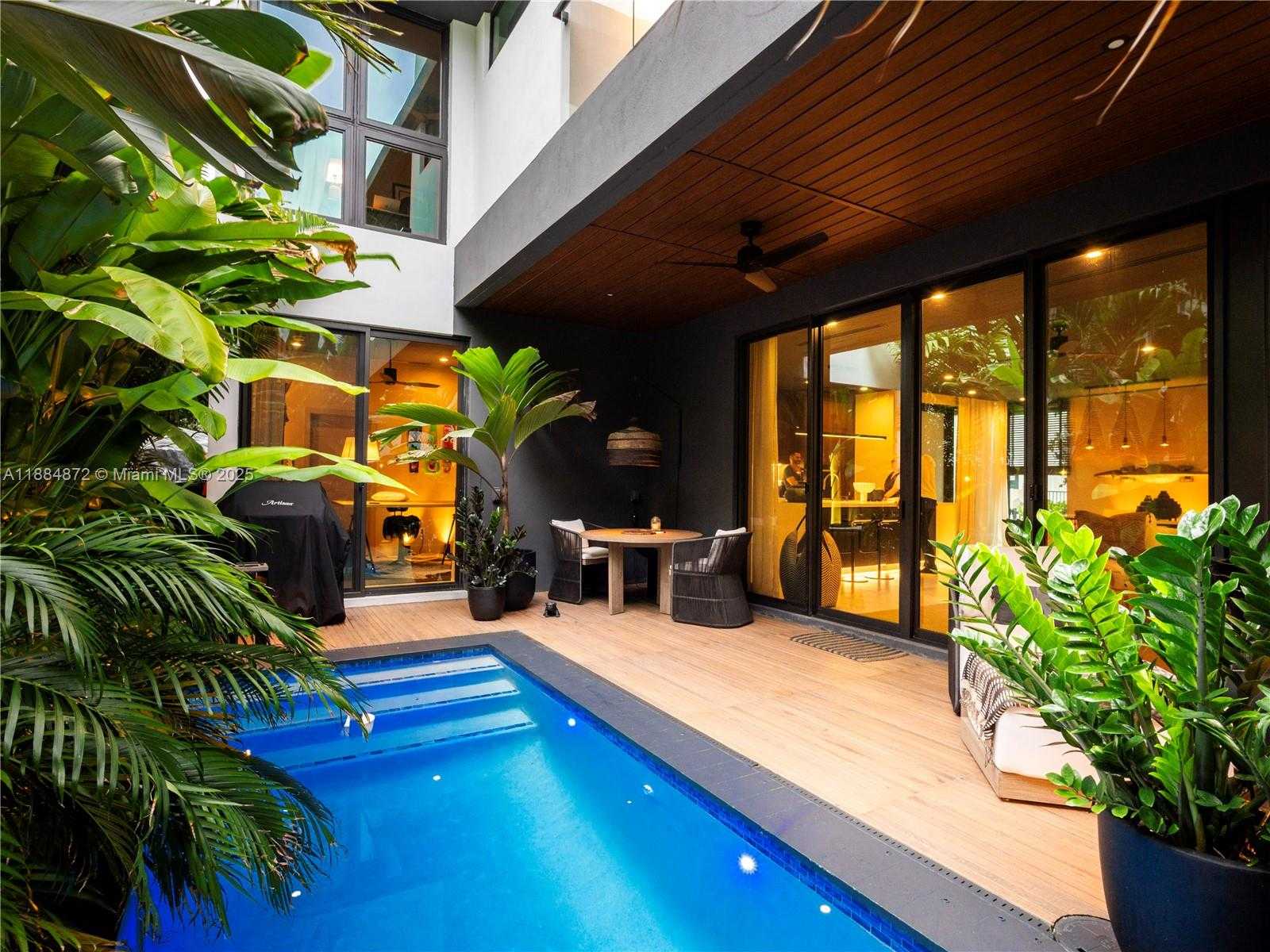 Small Image of 3203 SHIPPING AVE, Miami Number 3
