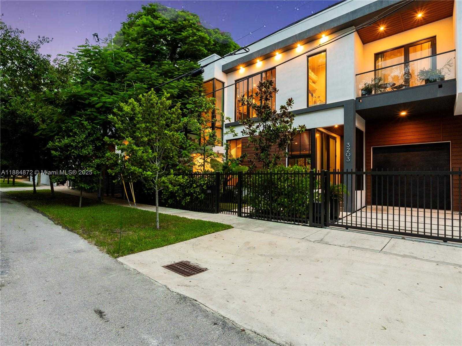 Small Image of 3203 SHIPPING AVE, Miami Number 33
