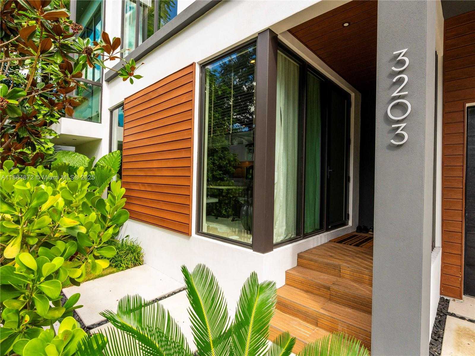 Small Image of 3203 SHIPPING AVE, Miami Number 34