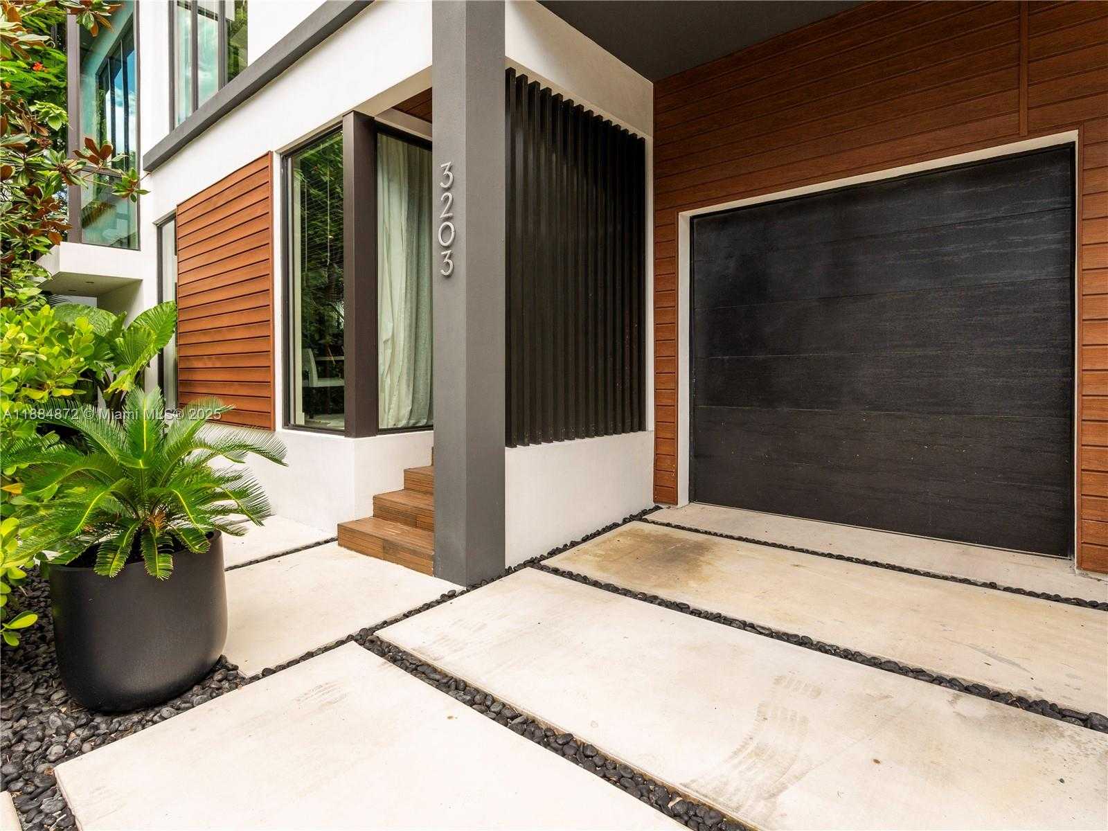Small Image of 3203 SHIPPING AVE, Miami Number 36