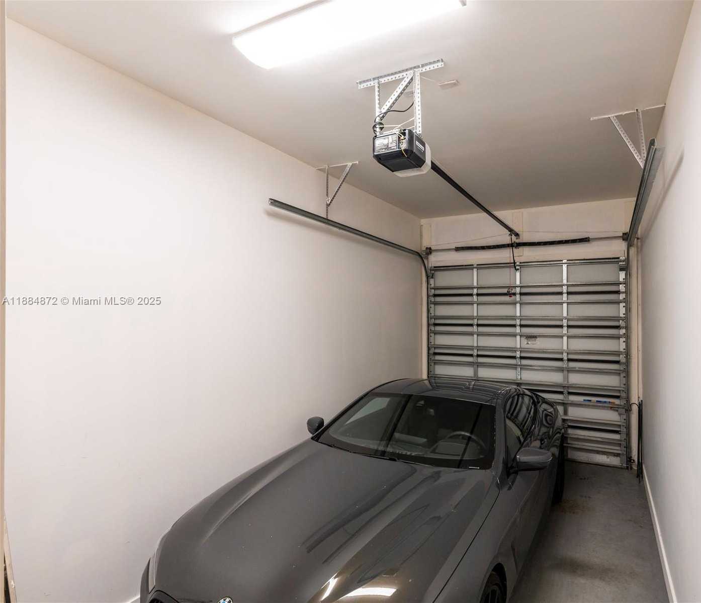 Small Image of 3203 SHIPPING AVE, Miami Number 37