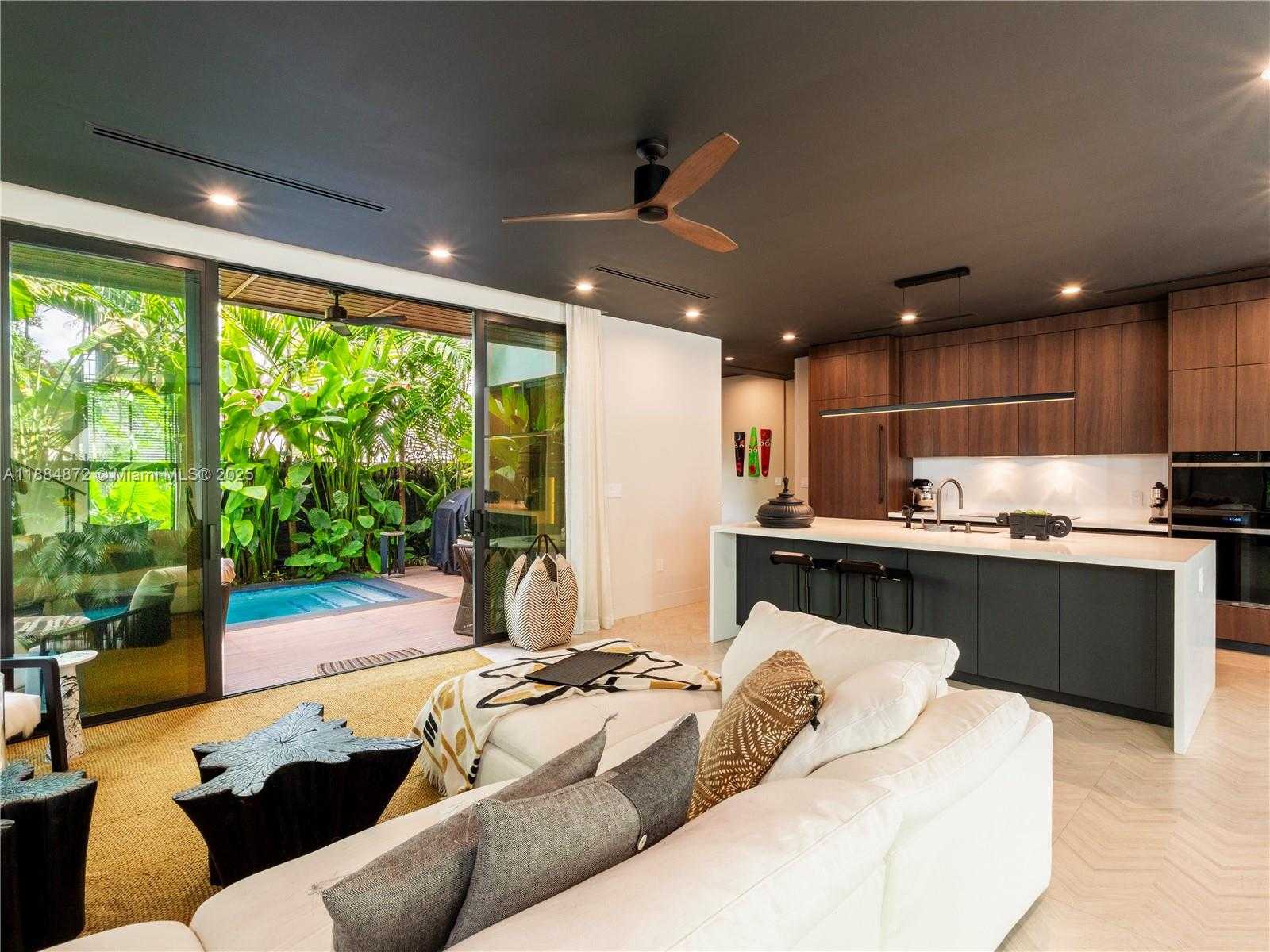 Small Image of 3203 SHIPPING AVE, Miami Number 4