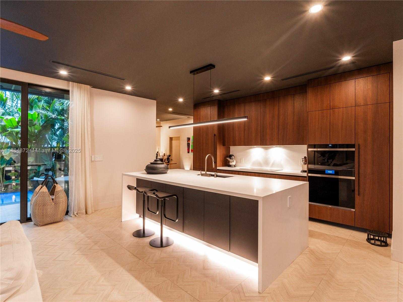 Small Image of 3203 SHIPPING AVE, Miami Number 7