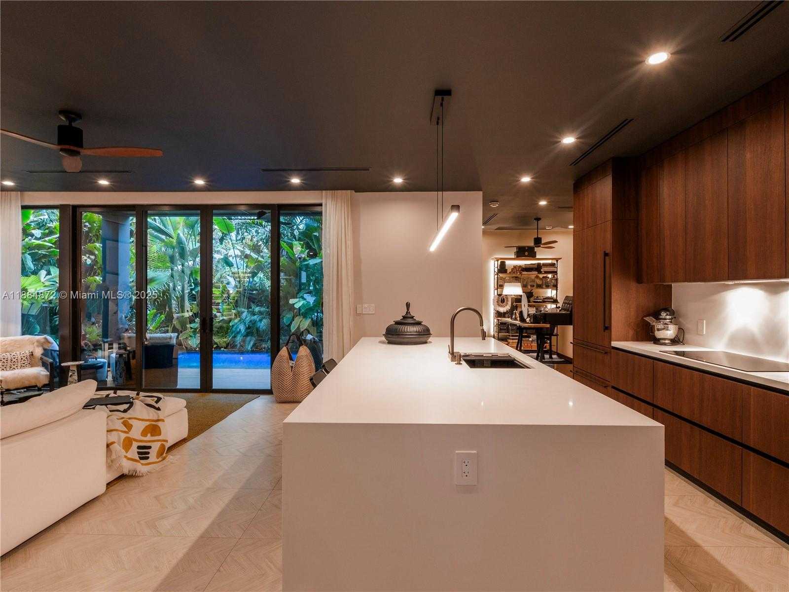 Small Image of 3203 SHIPPING AVE, Miami Number 8
