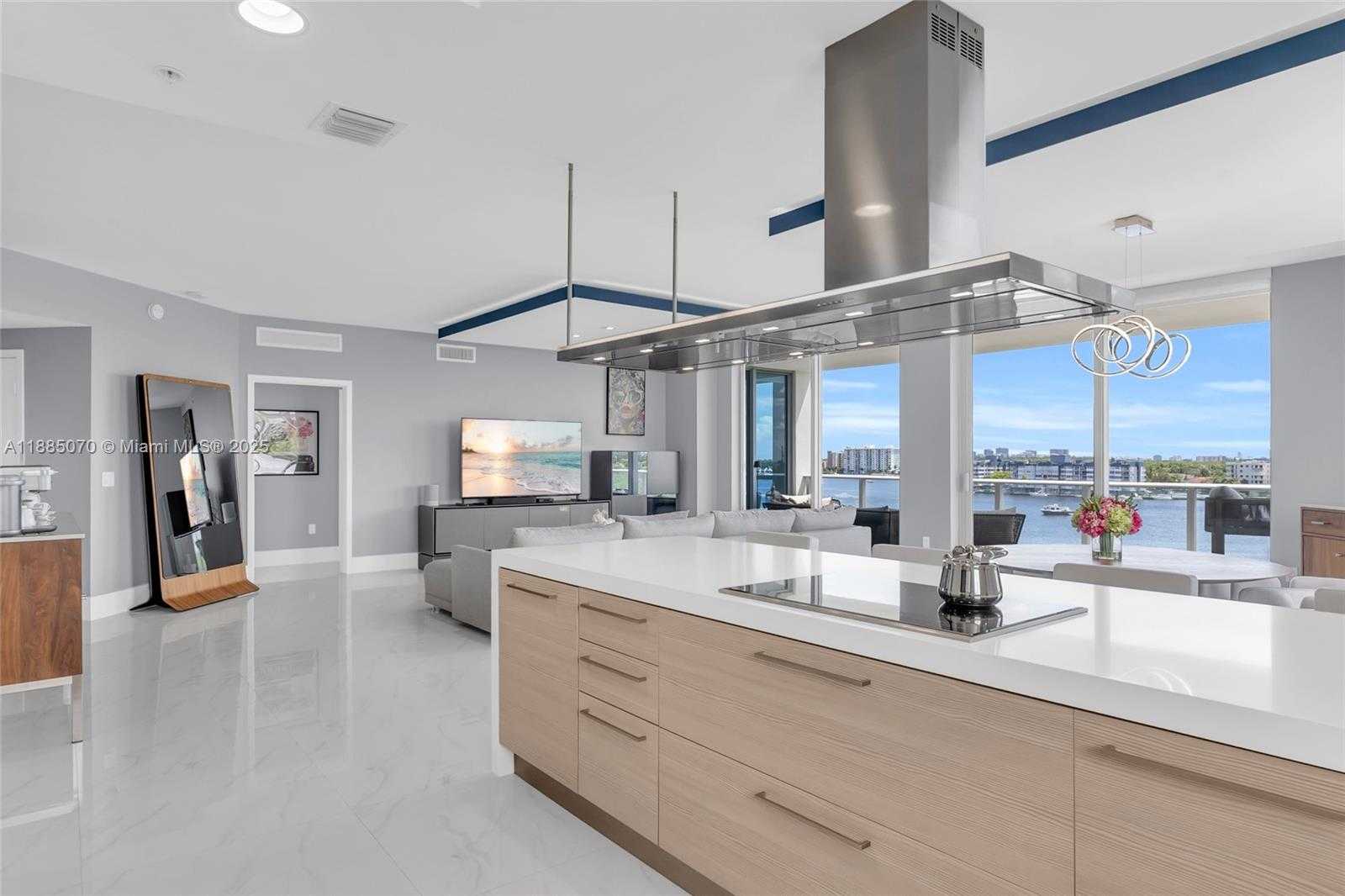 Small Image of 17111 BISCAYNE BLVD #602, North Miami Beach Number 2