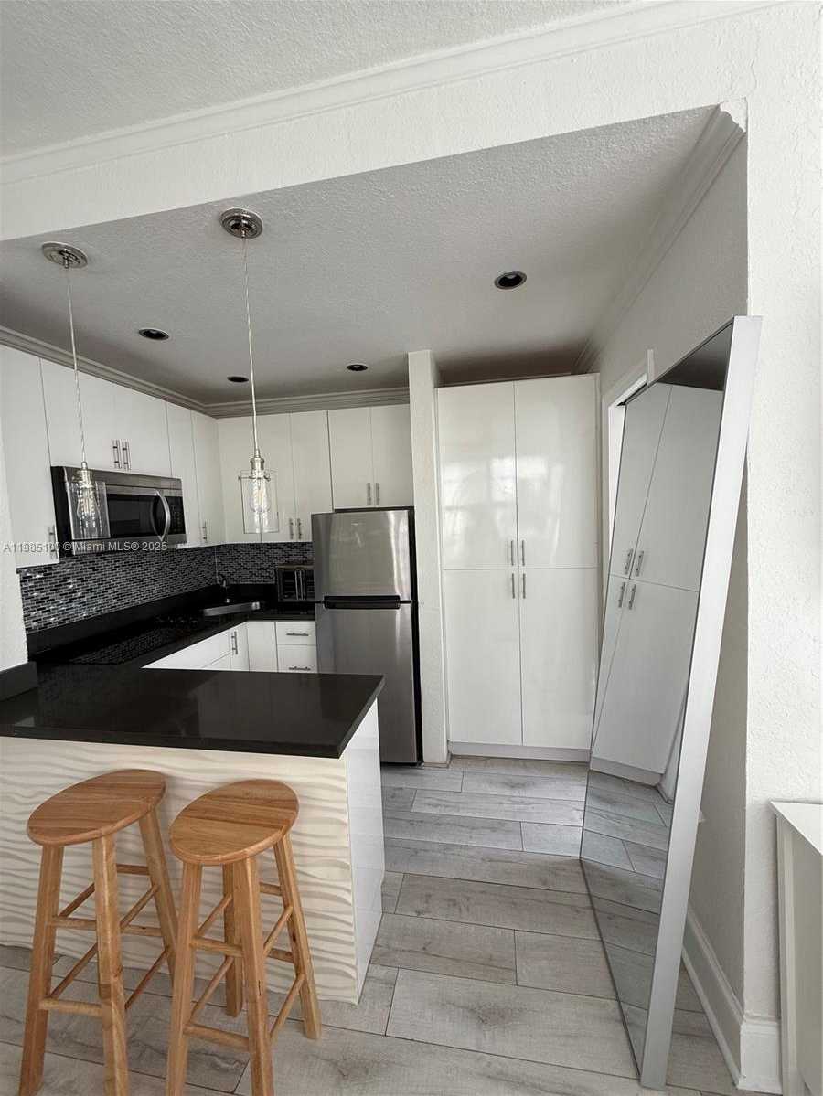 Small Image of 119 MENORES AVE #11, Coral Gables Number 7