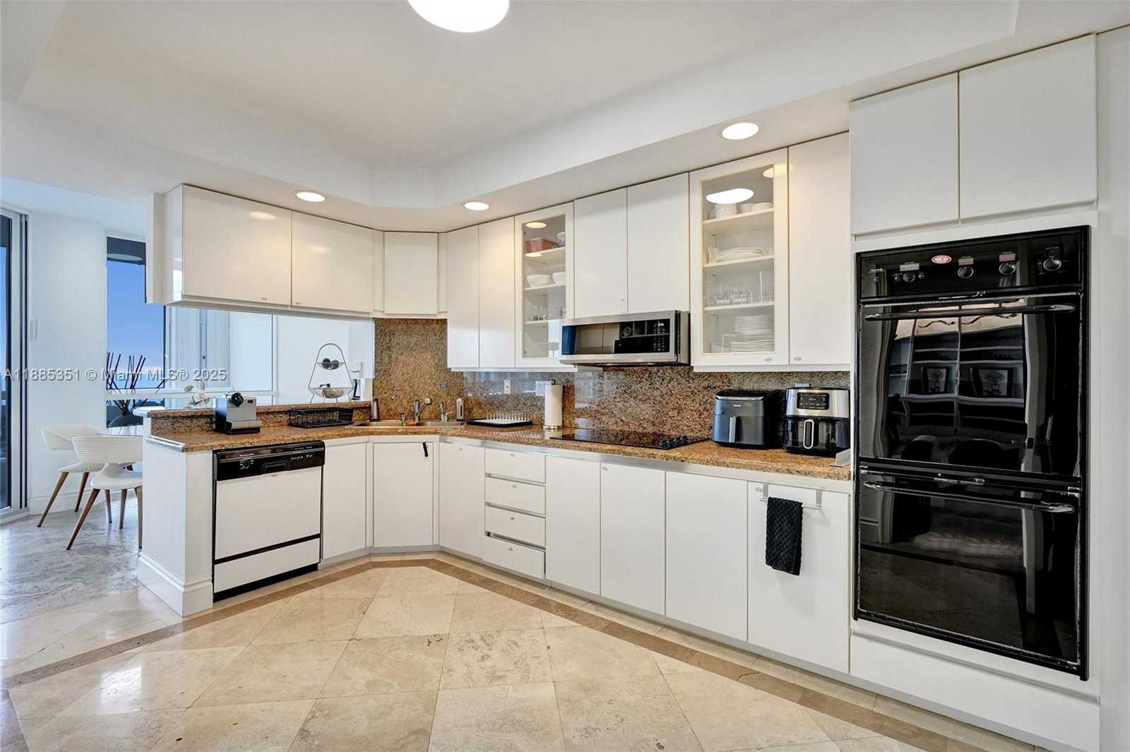 Small Image of 21150 POINT PL #1804, Aventura Number 16