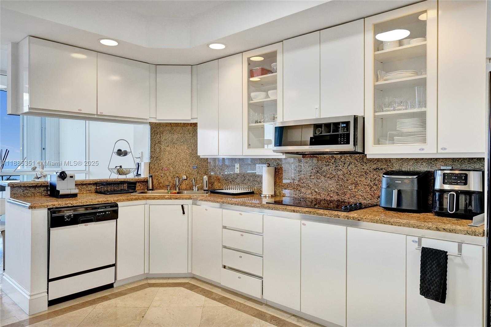 Small Image of 21150 POINT PL #1804, Aventura Number 17