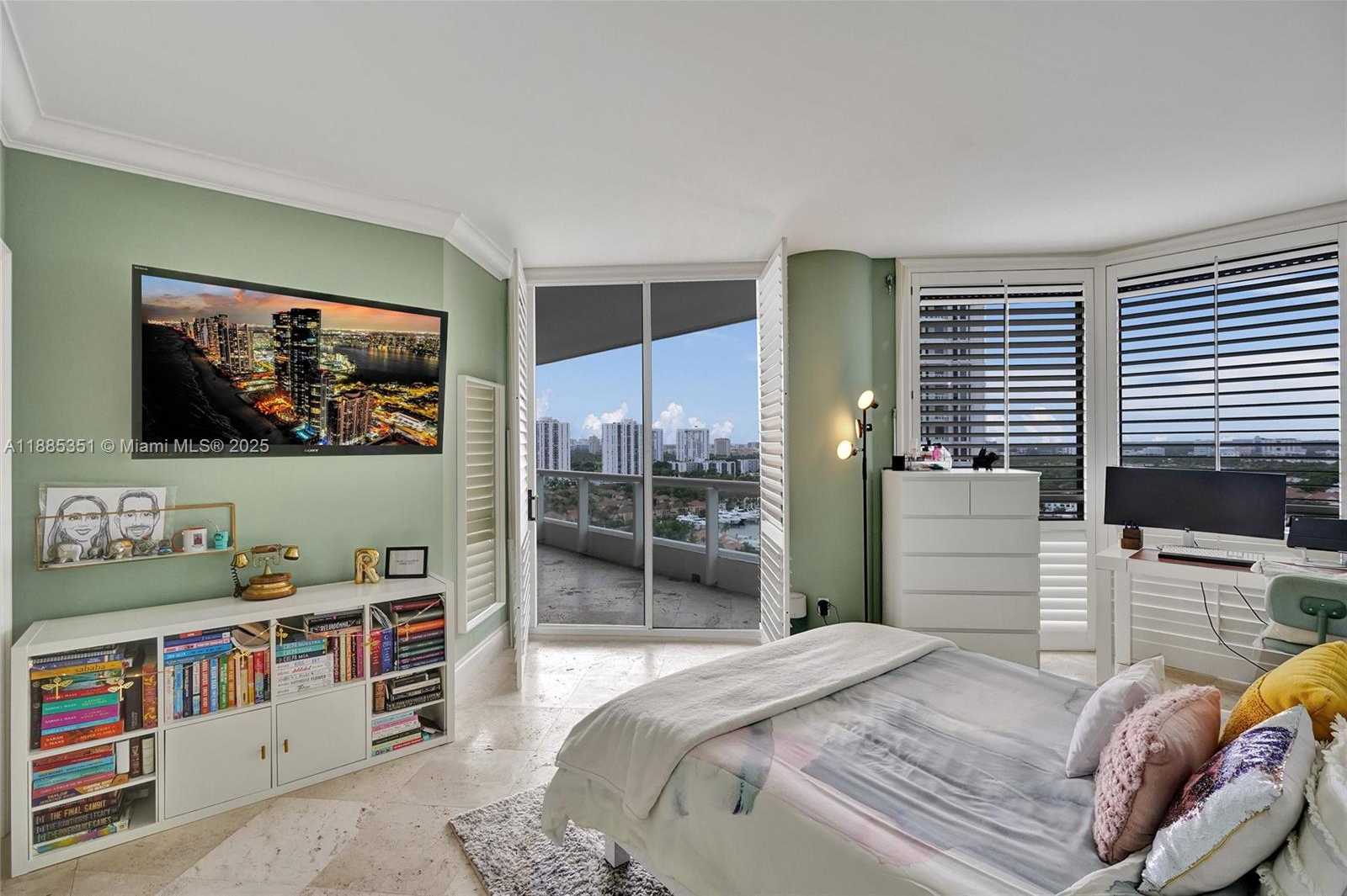 Small Image of 21150 POINT PL #1804, Aventura Number 25