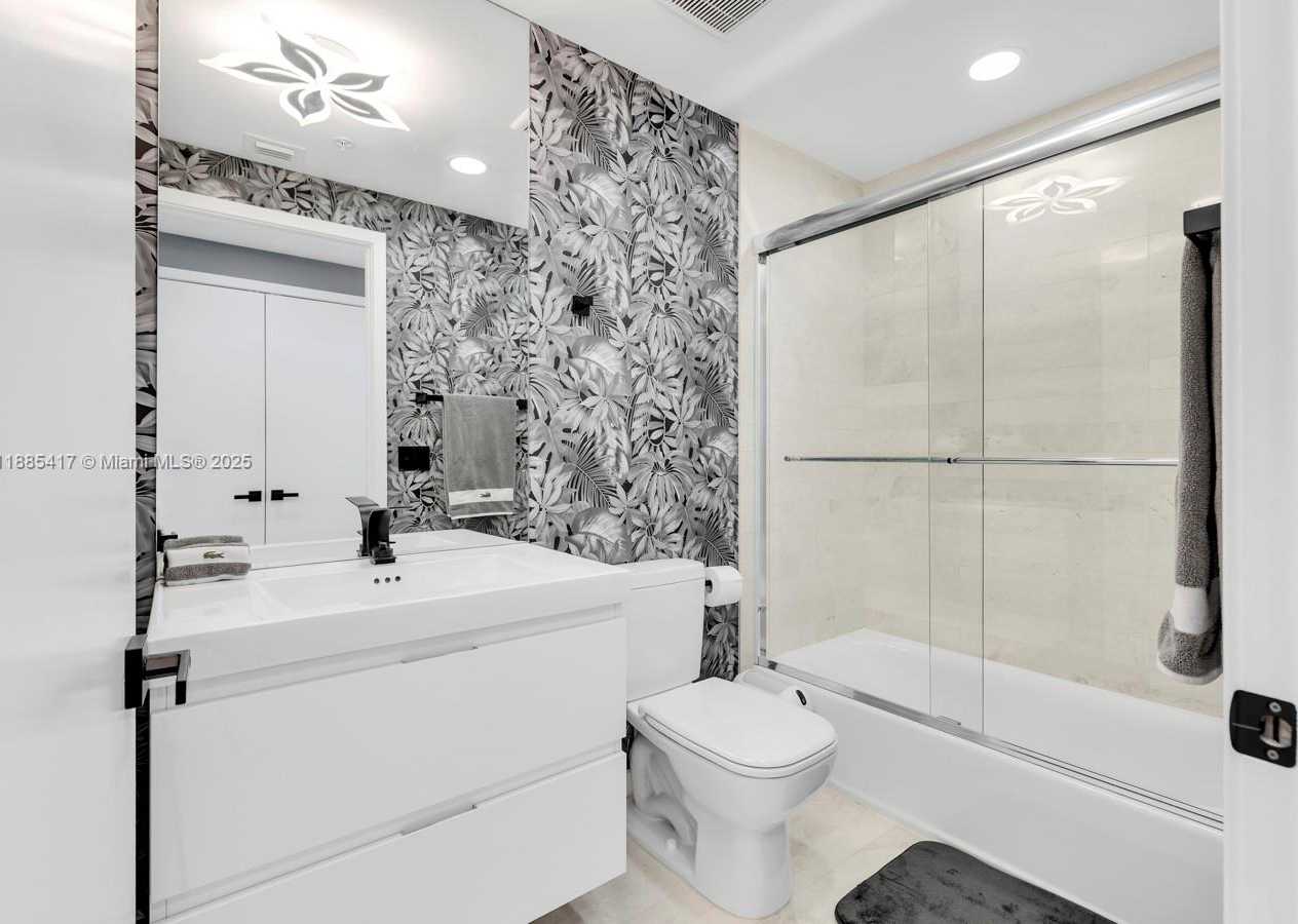 Small Image of 17111 BISCAYNE BLVD #909, North Miami Beach Number 16