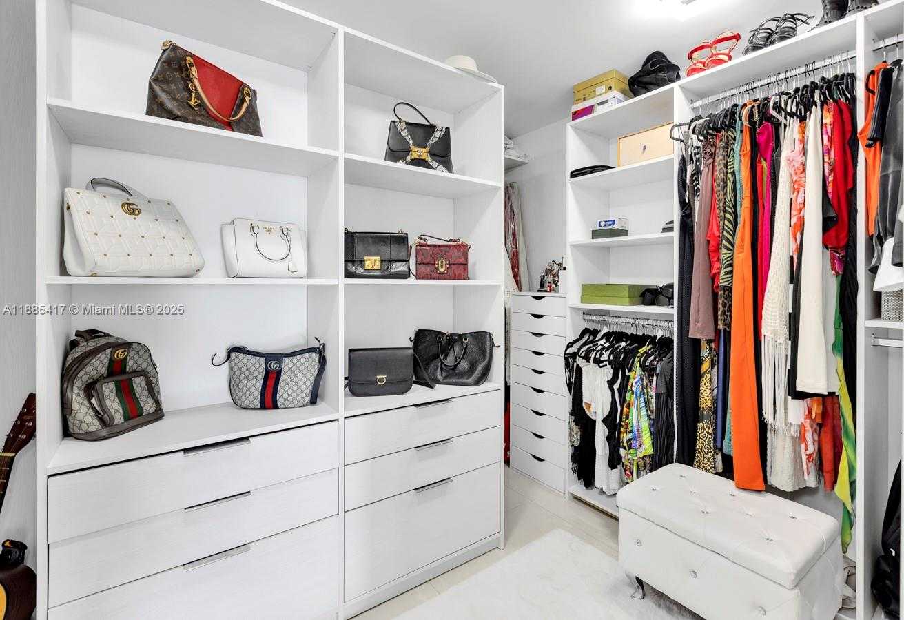 Small Image of 17111 BISCAYNE BLVD #909, North Miami Beach Number 21