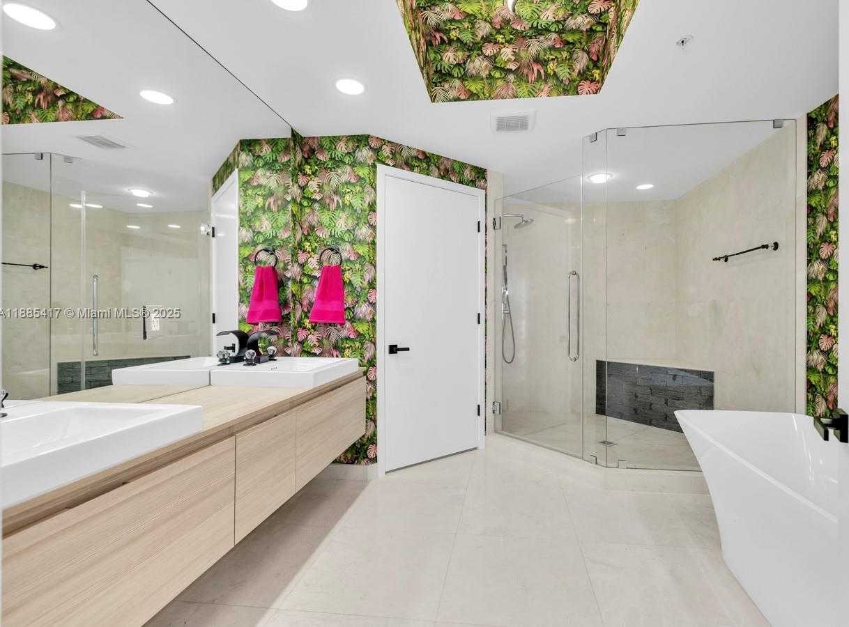 Small Image of 17111 BISCAYNE BLVD #909, North Miami Beach Number 22