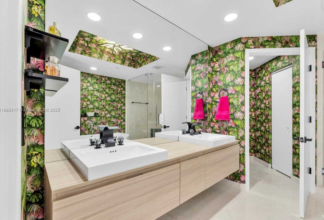 Small Image of 17111 BISCAYNE BLVD #909, North Miami Beach Number 23