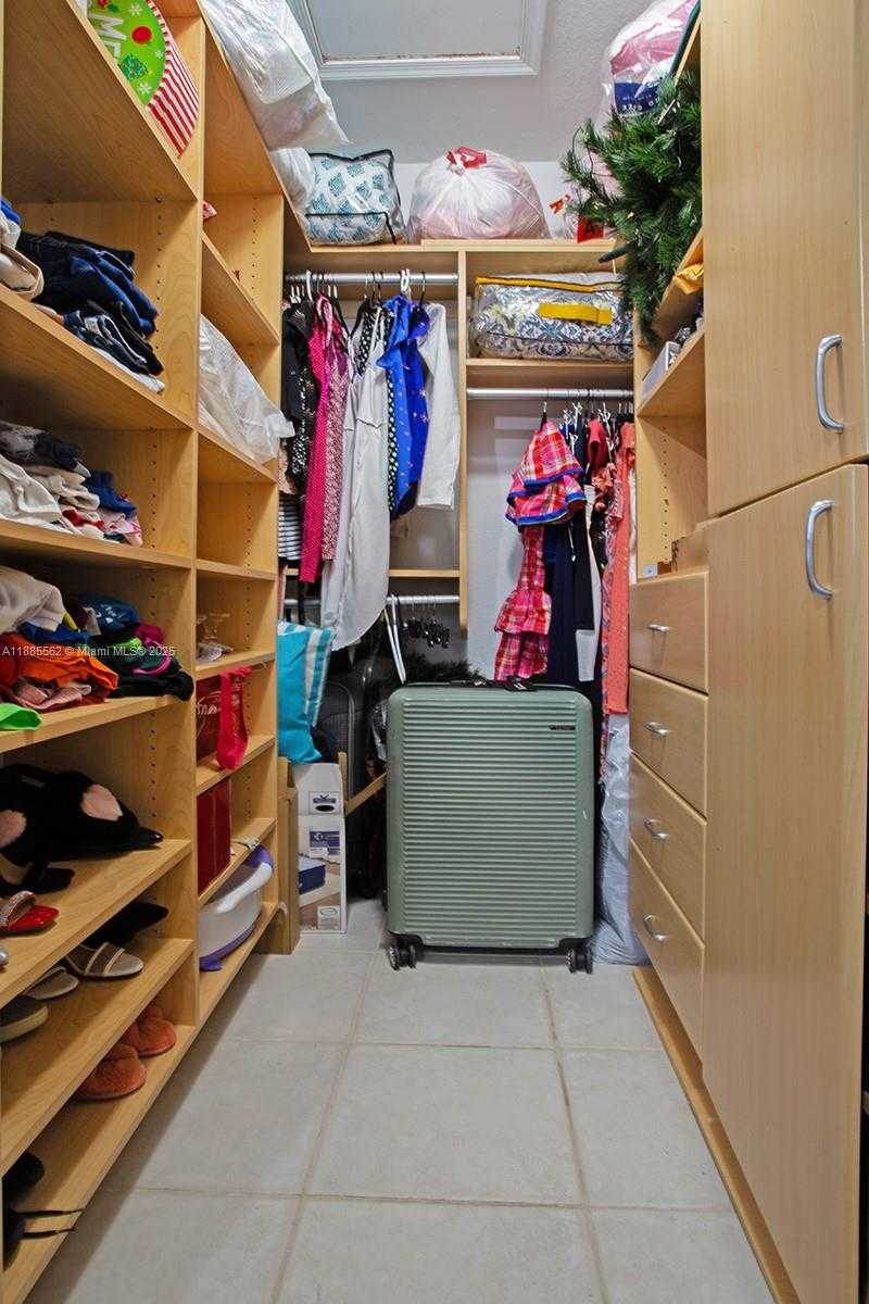 Small Image of 911 HILLCREST CT #7, Hollywood Number 11