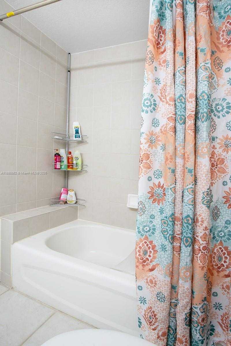 Small Image of 911 HILLCREST CT #7, Hollywood Number 14