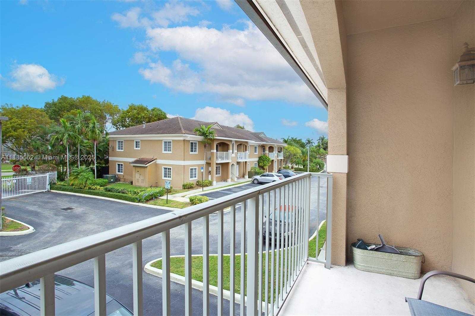 Small Image of 911 HILLCREST CT #7, Hollywood Number 17