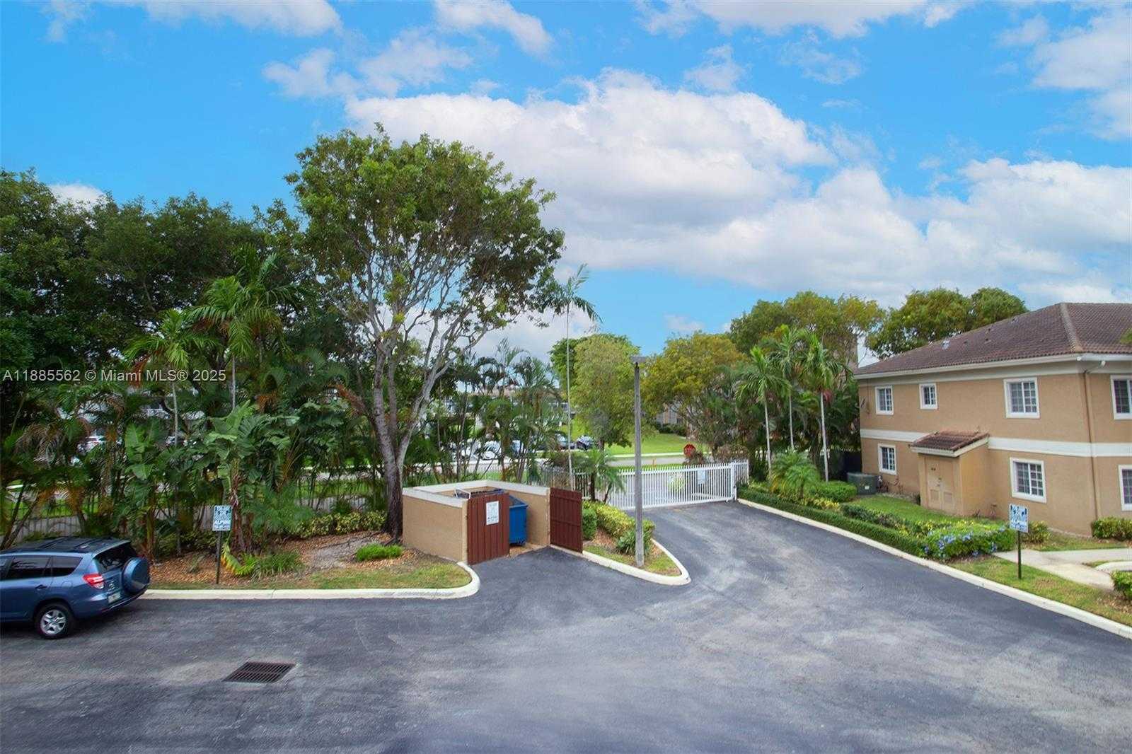 Small Image of 911 HILLCREST CT #7, Hollywood Number 19