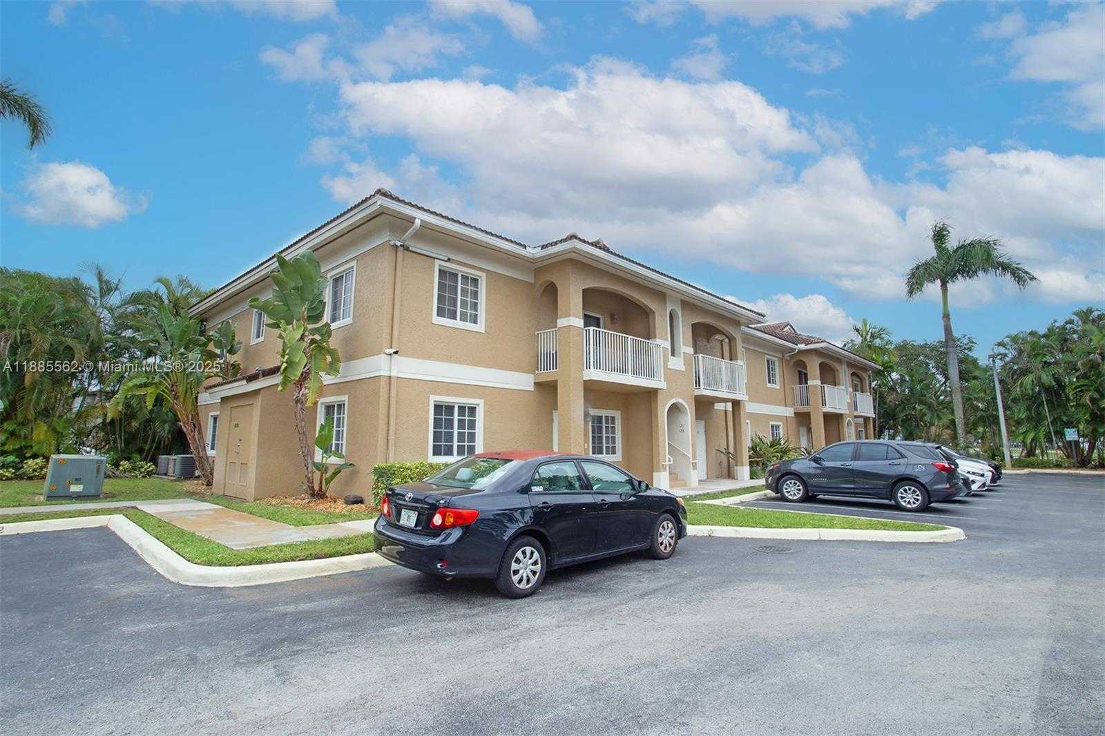 Small Image of 911 HILLCREST CT #7, Hollywood Number 2