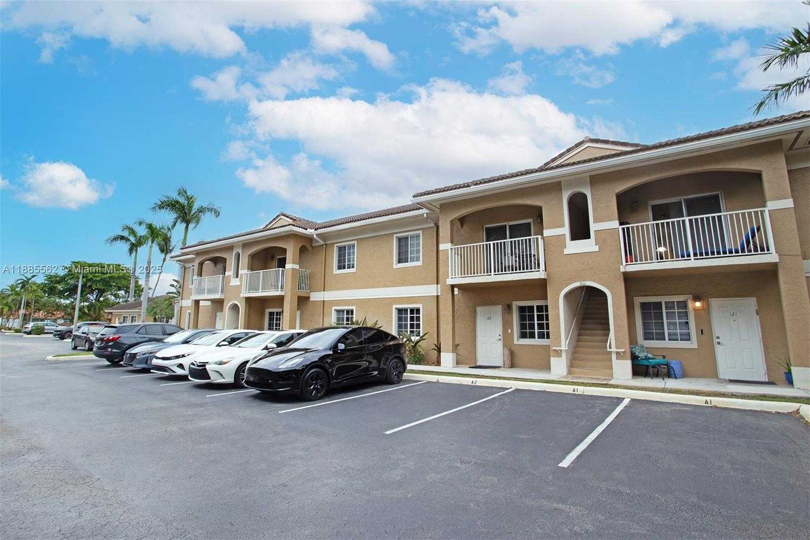 Small Image of 911 HILLCREST CT #7, Hollywood Number 3