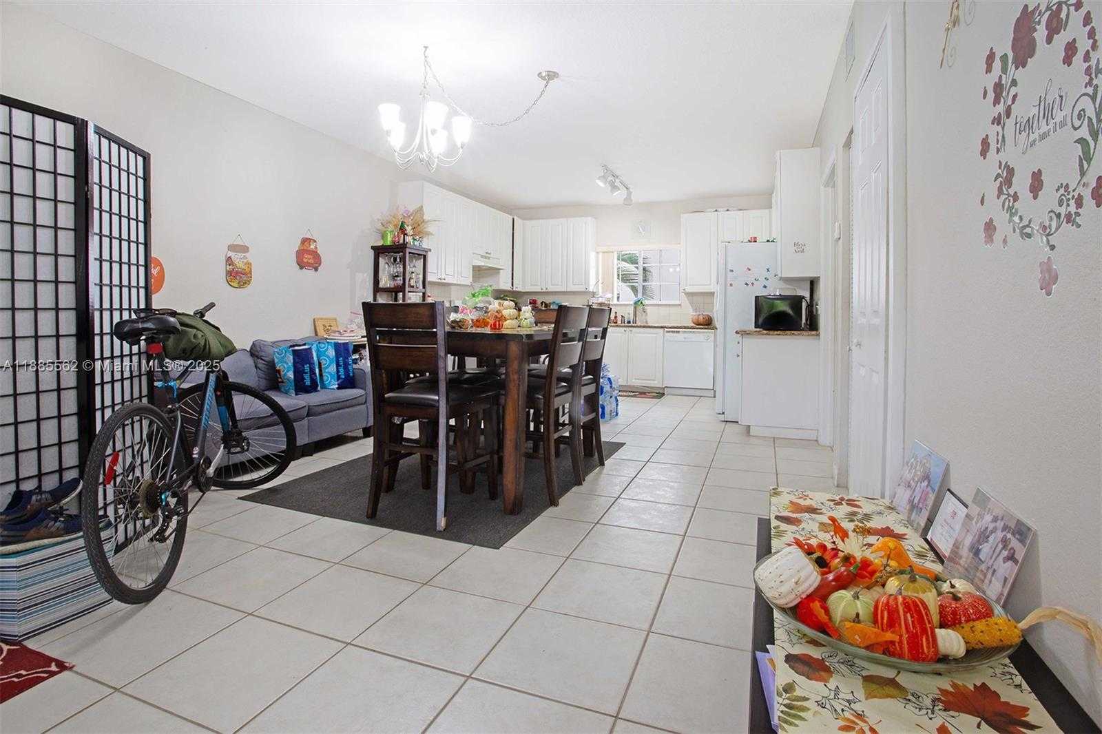 Small Image of 911 HILLCREST CT #7, Hollywood Number 5