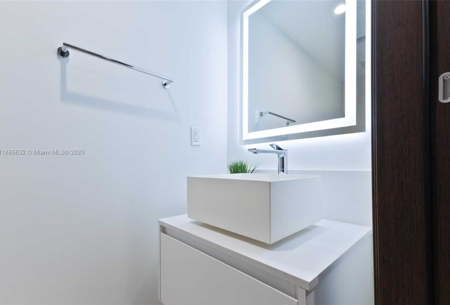Small Image of 1000 BRICKELL PLZ #2515, Miami Number 17