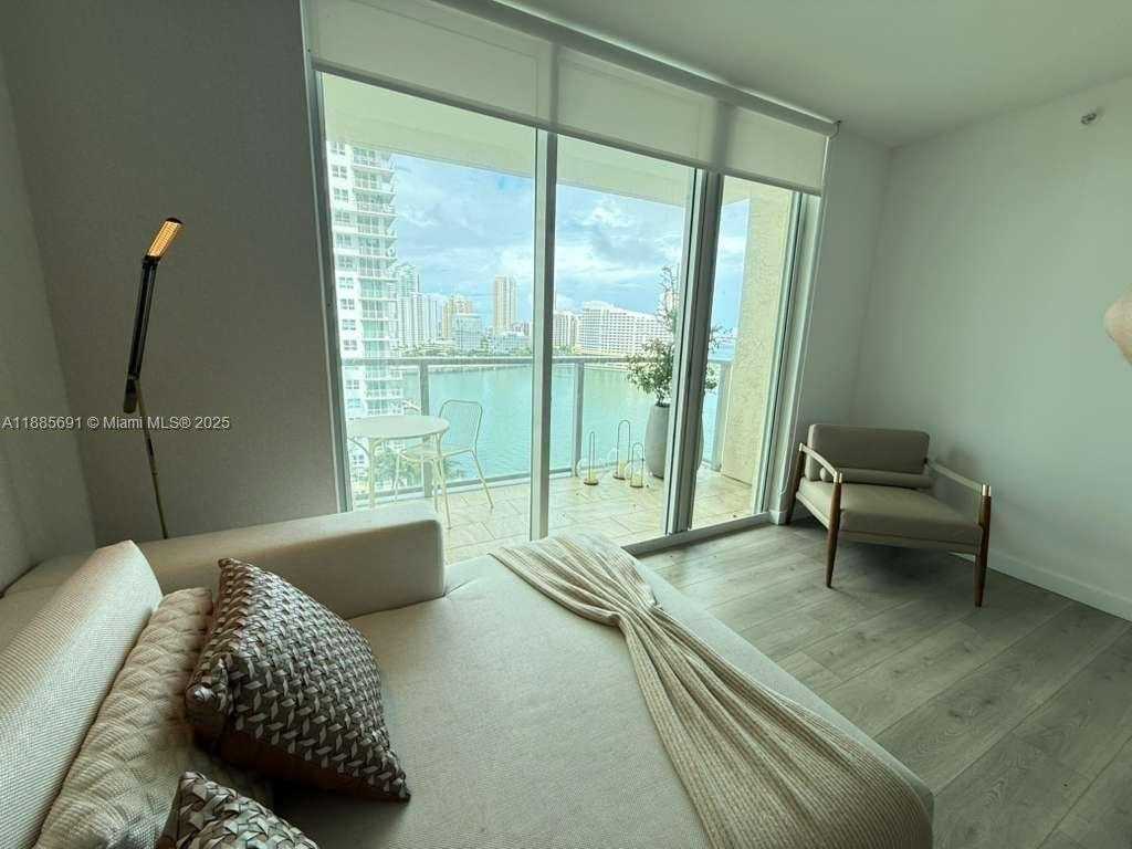 Small Image of Miami Number 10