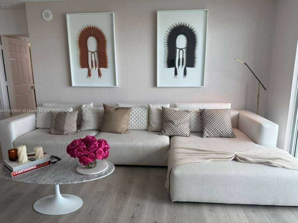 Small Image of Miami Number 5