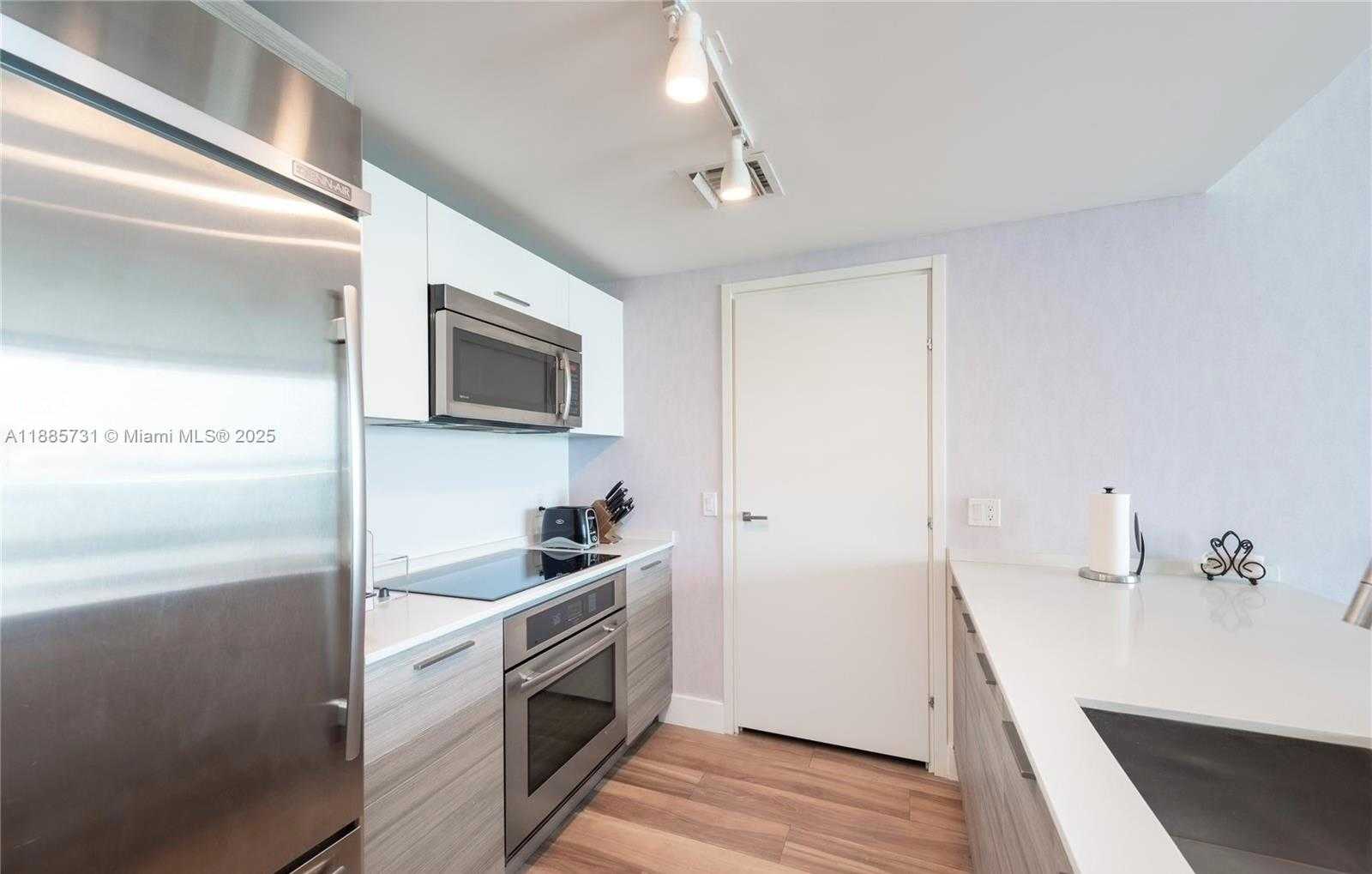 Small Image of 1300 BRICKELL BAY DR #3205, Miami Number 11