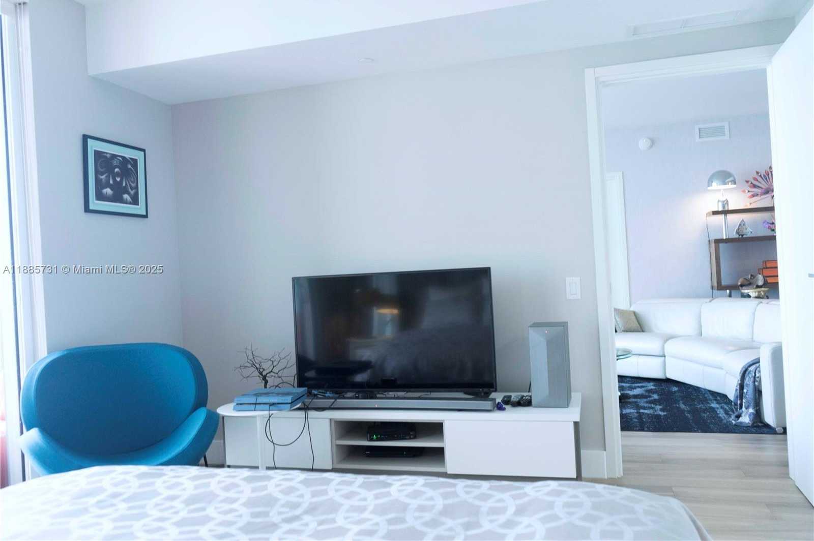 Small Image of 1300 BRICKELL BAY DR #3205, Miami Number 19
