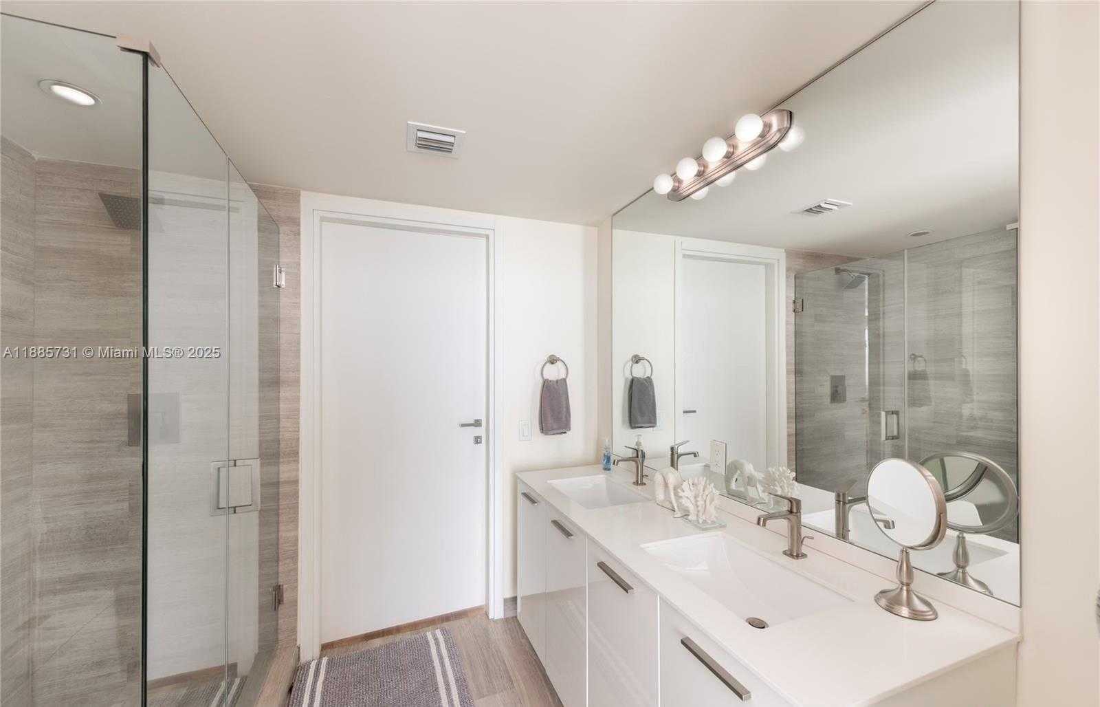 Small Image of 1300 BRICKELL BAY DR #3205, Miami Number 25