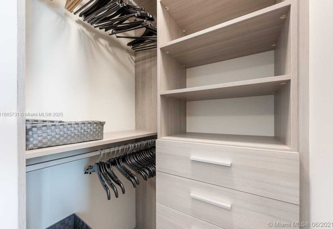 Small Image of 1300 BRICKELL BAY DR #3205, Miami Number 26