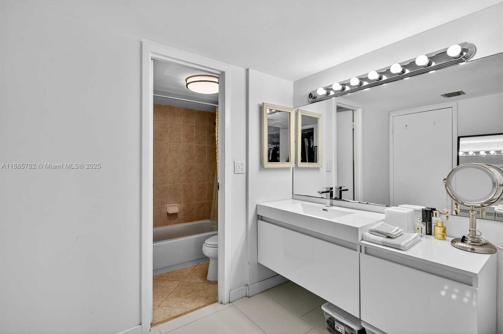 Small Image of 100 BAYVIEW DR #1512, Sunny Isles Beach Number 13