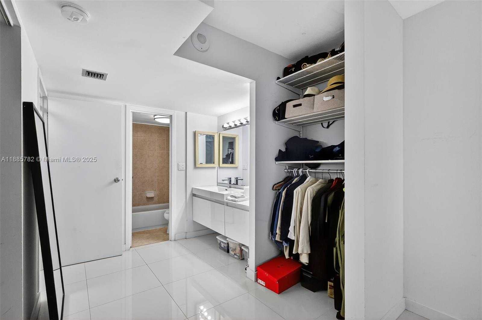 Small Image of 100 BAYVIEW DR #1512, Sunny Isles Beach Number 16