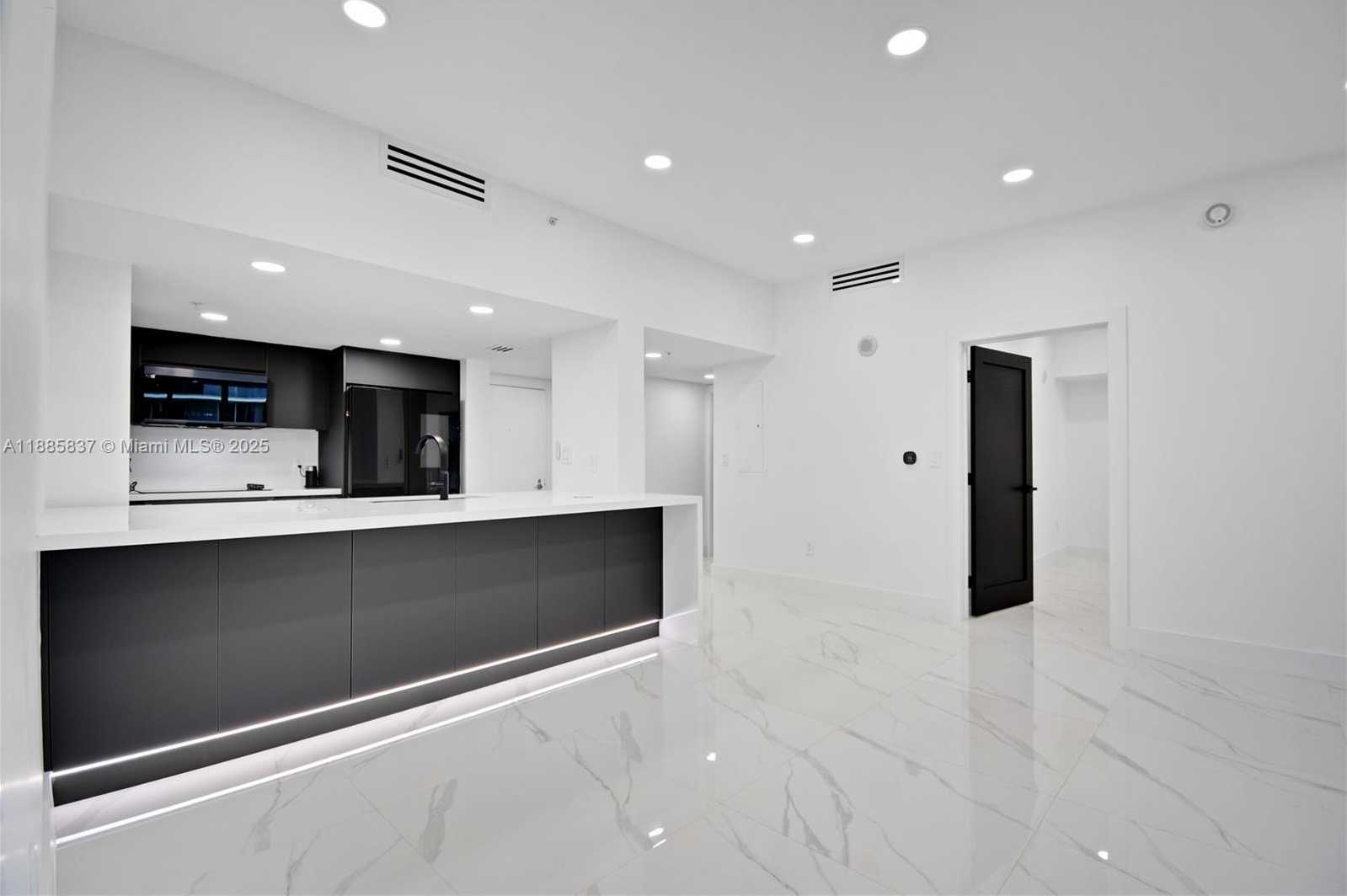 Small Image of 1800 NORTH BAYSHORE DR #512, Miami Number 3