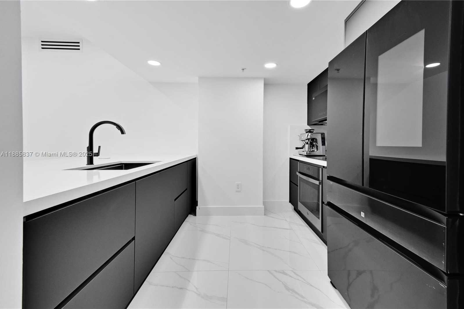 Small Image of 1800 NORTH BAYSHORE DR #512, Miami Number 7