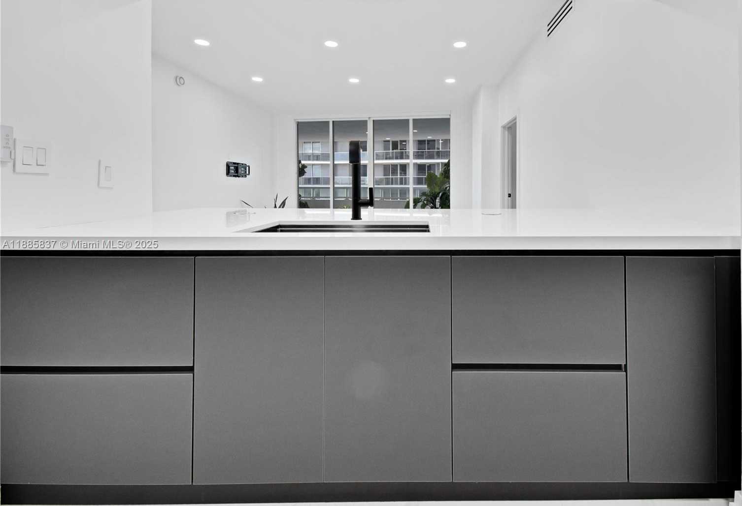 Small Image of 1800 NORTH BAYSHORE DR #512, Miami Number 8