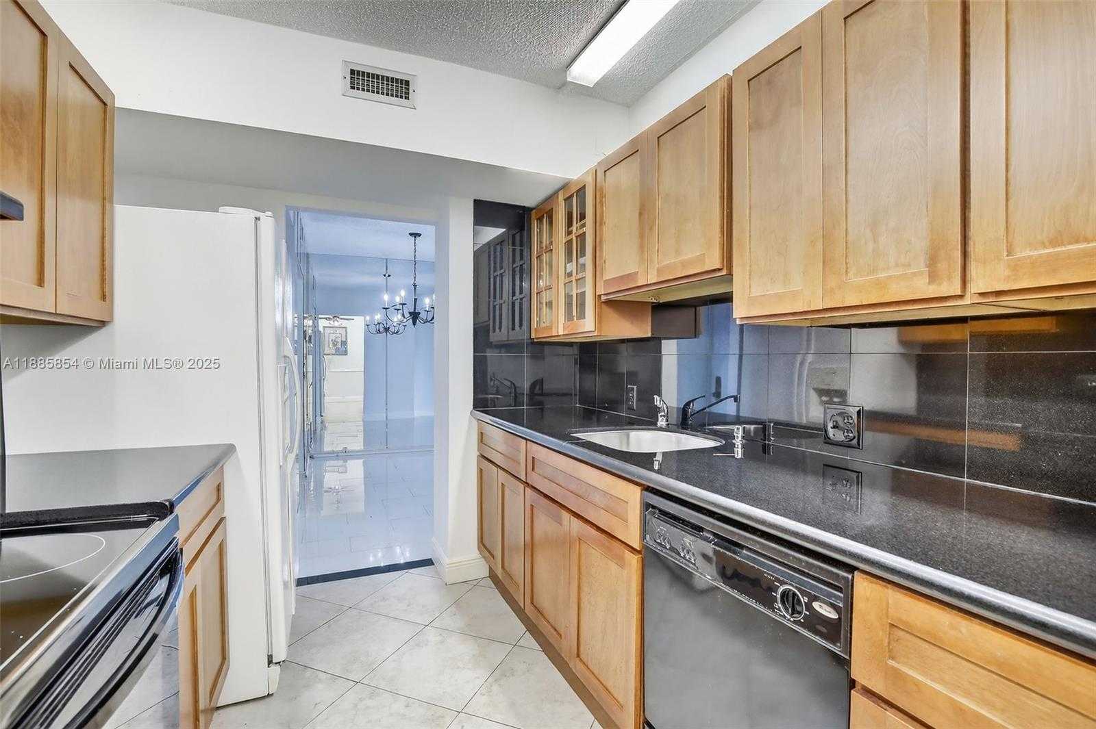 Small Image of 4200 HILLCREST DR #308, Hollywood Number 10