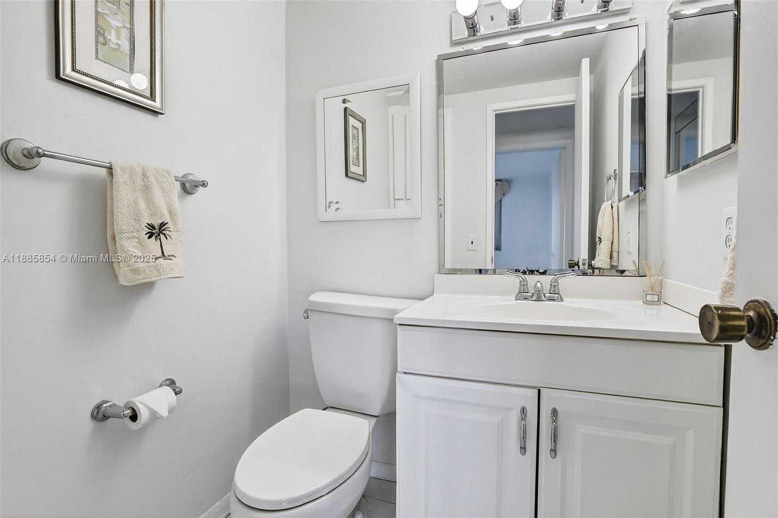Small Image of 4200 HILLCREST DR #308, Hollywood Number 11